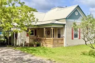 706 West St, Yoakum, TX 77995 - Photo 1