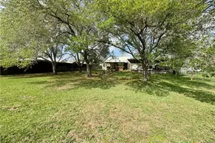 706 West St, Yoakum, TX 77995 - Photo 36