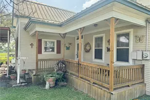 706 West St, Yoakum, TX 77995 - Photo 2