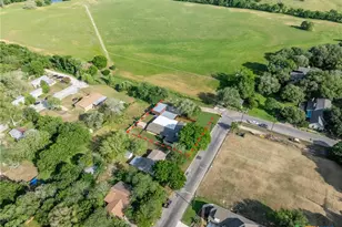 110 Live Oak St, Gonzales, TX 78629 - Photo 4