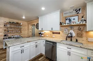 110 Live Oak St, Gonzales, TX 78629 - Photo 10