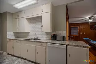 911 S Wells St, Edna, TX 77957 - Photo 10