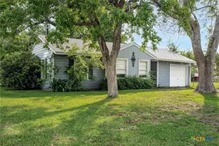 911 S Wells St, Edna, TX 77957 - Photo 4