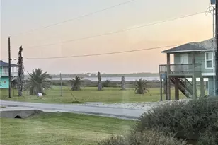 1105 W Bayshore Dr, Palacios, TX 77465 - Photo 4