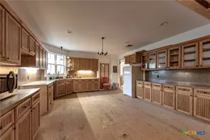 204 Ave F, Shiner, TX 77984 - Photo 10