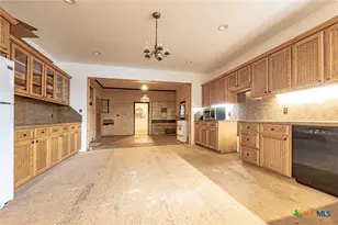 204 Ave F, Shiner, TX 77984 - Photo 8