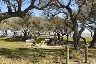 607 W Bayshore Dr, Palacios, TX 77465 - Photo 4