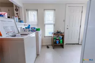 216 Prospect St, Seguin, TX 78155 - Photo 8