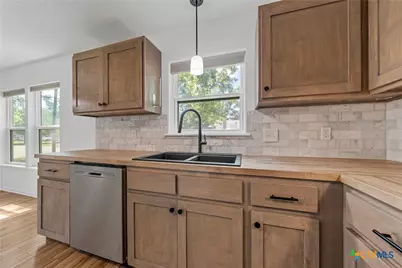 407 E 7th Street, Cameron, TX 76520 - Photo 16