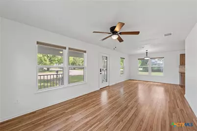 407 E 7th Street, Cameron, TX 76520 - Photo 10