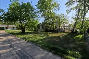 631 E Ireland St, Seguin, TX 78155 - Photo 6