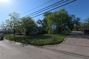 631 E Ireland St, Seguin, TX 78155 - Photo 8