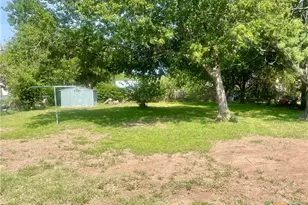 413 Vickers Ave, Seguin, TX 78155 - Photo 22