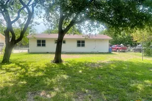 413 Vickers Ave, Seguin, TX 78155 - Photo 18