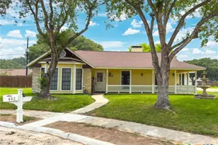 402 Teakwood Dr, Victoria, TX 77901 - Photo 1