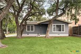 571 N Houston Ave, New Braunfels, TX 78130 - Photo 2