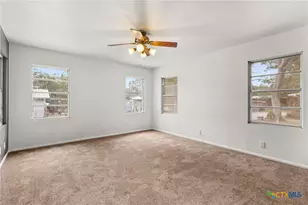 571 N Houston Ave, New Braunfels, TX 78130 - Photo 16