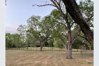 1310 W Grand Avenue, Yoakum, TX 77995 - Photo 22