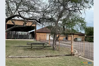 1310 W Grand Avenue, Yoakum, TX 77995 - Photo 4