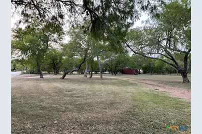 1310 W Grand Avenue, Yoakum, TX 77995 - Photo 8