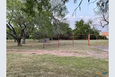 1310 W Grand Avenue, Yoakum, TX 77995 - Photo 14