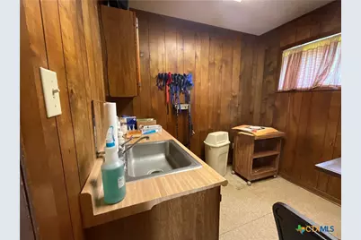 1310 W Grand Avenue, Yoakum, TX 77995 - Photo 34