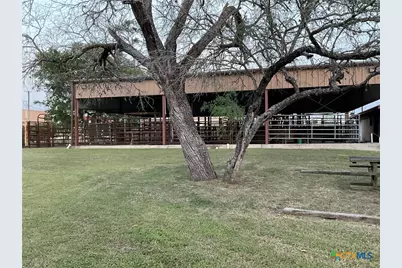 1310 W Grand Avenue, Yoakum, TX 77995 - Photo 6