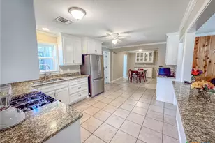 510 E 7th St, Yorktown, TX 78164 - Photo 4