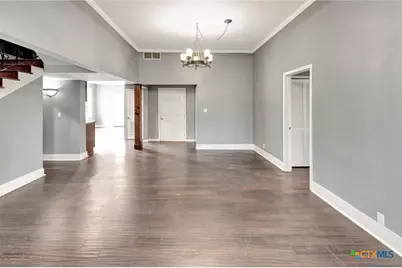 214 Hubbard Street, Yoakum, TX 77995 - Photo 8
