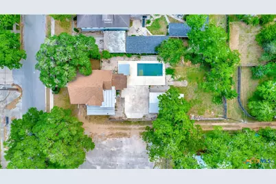 214 Hubbard Street, Yoakum, TX 77995 - Photo 4