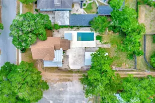 214 Hubbard St, Yoakum, TX 77995 - Photo 4
