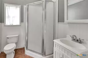 214 Hubbard St, Yoakum, TX 77995 - Photo 12