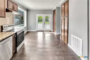 214 Hubbard St, Yoakum, TX 77995 - Photo 22