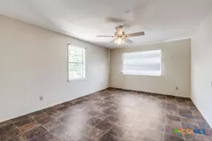 922 N Bowie St, Seguin, TX 78155 - Photo 14