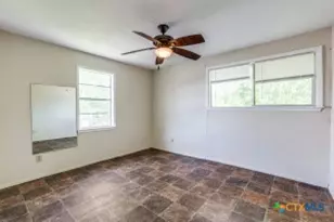 922 N Bowie St, Seguin, TX 78155 - Photo 12