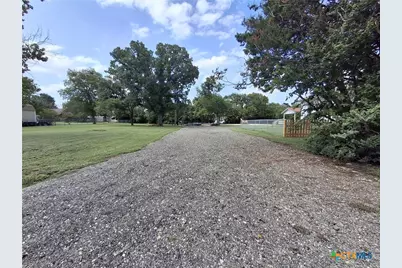 492 E Avenue R, Belton, TX 76513 - Photo 4