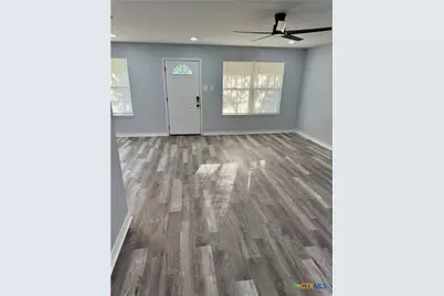 1037 N Guadalupe Street, Seguin, TX 78155 - Photo 4