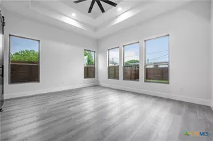 303 W Lane Ave, Manor, TX 78653 - Photo 16