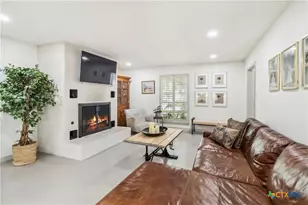 425 W Edgewater Terrace, New Braunfels, TX 78130 - Photo 2