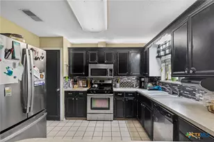 203 Yorkshire Ln, Victoria, TX 77904 - Photo 6