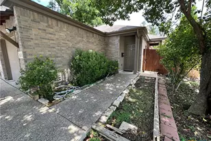 362 E Faust St, New Braunfels, TX 78130 - Photo 2