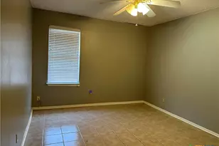 1051 Country Club Dr, Seguin, TX 78155 - Photo 8