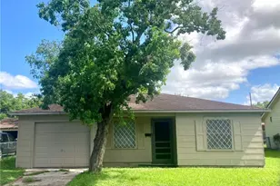 708 E Loma Vista Ave, Victoria, TX 77901 - Photo 1