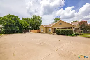 905 N Navarro St, Victoria, TX 77901 - Photo 4
