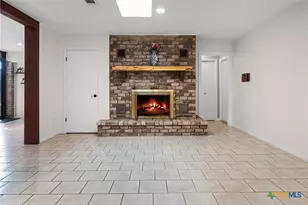 221 W Tanglewood Dr, New Braunfels, TX 78130 - Photo 6