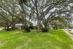403 Turtle Rock Dr, Victoria, TX 77904 - Photo 2