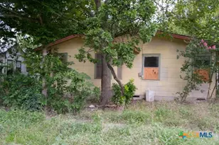 626 E Wallace St, Gonzales, TX 78629 - Photo 4