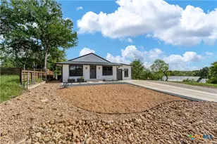 594 E South St, New Braunfels, TX 78130 - Photo 2