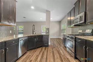 609 Community Dr, New Braunfels, TX 78132 - Photo 8