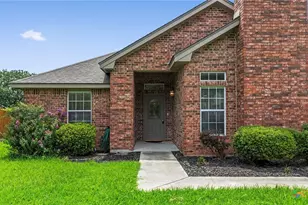 180 Castlewood Dr, Seguin, TX 78155 - Photo 2